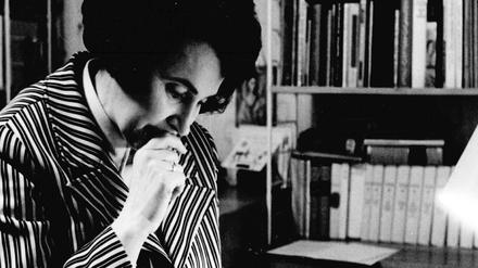 Gisela Heller an ihrer Schreibmaschine, um 1970.