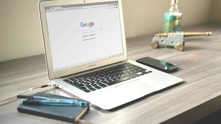 Allgegenwärtig: Mit seiner Suchmaschinenfunktion dominiert Google seit einem Vierteljahrhundert, das Nutzungsverhalten im Internet.