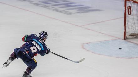 Die Eisbären Berlin spielen in Zukunft mit einem grünen Helm, der das Logo von Burgermeister trägt.