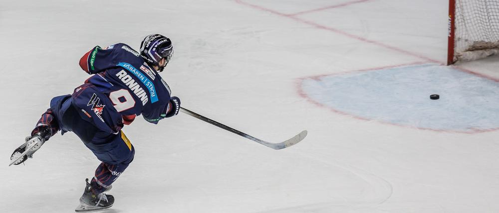 Die Eisbären Berlin spielen in Zukunft mit einem grünen Helm, der das Logo von Burgermeister trägt.