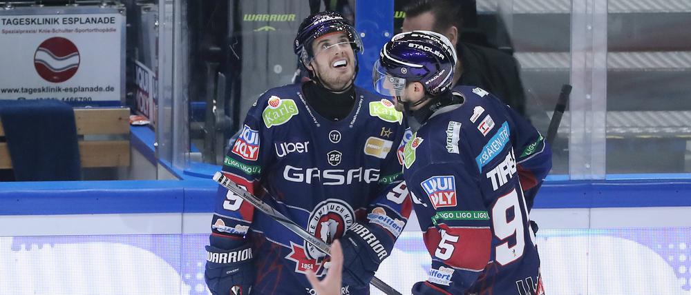 Gewinnendes Lächeln. Ty Ronning (links) jubelt nach dem 1:0 mit Frederik Tiffels. 