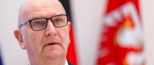 Dietmar Woidke, Ministerpräsident von Brandenburg, vor Beginn der Sitzung des Brandenburger Landtags, in der er die Regierungserklärung abgibt.