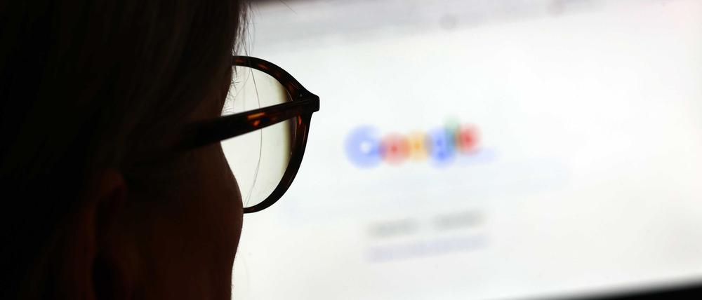 Die Google-Suche wird künftig bei bestimmten Anfragen eine „Übersicht mit KI“ als Antwort liefern. (Archivbild)