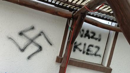 Der Jugendclub „Erebos“ in Spremberg wurde mit Hakenkreuzen beschmiert. Zudem versuchten Unbekannte, den Club zu stürmen.