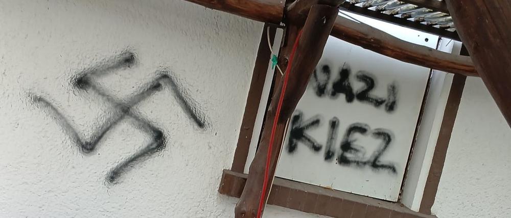 Der Jugendclub „Erebos“ in Spremberg wurde mit Hakenkreuzen beschmiert. Zudem versuchten Unbekannte, den Club zu stürmen.