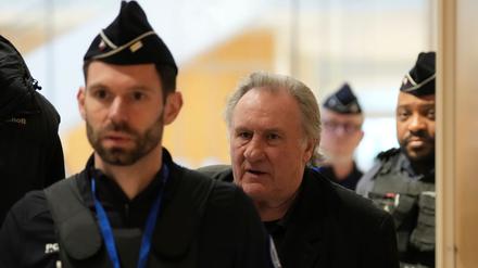 Depardieu soll laut medizinischem Gutachten nur sechs Stunden am Tag in der Anhörung sitzen. Das eigentlich für Oktober 2024 geplante Verfahren war wegen seines Gesundheitszustands verschoben worden.