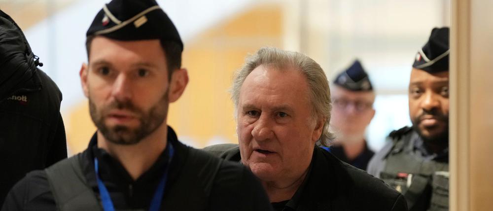 Depardieu soll laut medizinischem Gutachten nur sechs Stunden am Tag in der Anhörung sitzen. Das eigentlich für Oktober 2024 geplante Verfahren war wegen seines Gesundheitszustands verschoben worden.