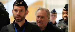 Depardieu soll laut medizinischem Gutachten nur sechs Stunden am Tag in der Anhörung sitzen. Das eigentlich für Oktober 2024 geplante Verfahren war wegen seines Gesundheitszustands verschoben worden.