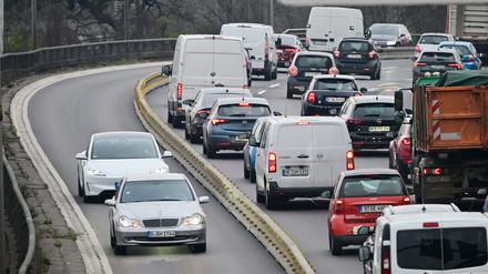 Weil die Ringbahnbrücke gesperrt ist, werden Autos in nördlicher Richtung über die Gegenfahrbahn geleitet.