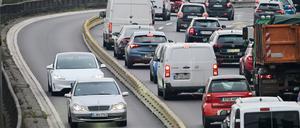 Weil die Ringbahnbrücke gesperrt ist, werden Autos in nördlicher Richtung über die Gegenfahrbahn geleitet.