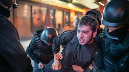 Polizisten nehmen in Ankara einen Demonstranten fest. (Symbolfoto)