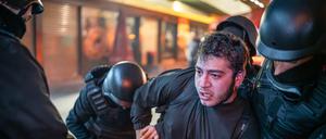 Polizisten nehmen in Ankara einen Demonstranten fest. (Symbolfoto)