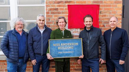 Wes Anderson (Mitte) in Babelsberg.