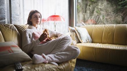 Süße Lebensmittel liefern schnelle Energie und aktivieren das Belohnungssystem im Gehirn. Dadurch fühlt sich der vormals gestresste Esser besser, allerdings meist nur für kurze Zeit.