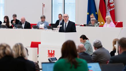Brandenburgs Ministerpräsident Dietmar Woidke (SPD) nennt in seiner Regierungserklärung im Landtag die Schwerpunkte der SPD/BSW-Koalition.