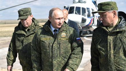 Wladimir Putin im Jahr 2019 mit Generalstabschef Waleri Gerassimow und dem damaligen Verteidigungsminister Sergej Schoigu bei einer Militärübung. Ist das Baltikum sein nächstes Ziel?