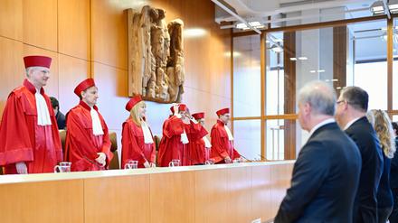 Der Zweite Senat des Bundesverfassungsgerichts hat den 1995 eingeführten Solidaritätszuschlag für rechtmäßig erklärt.
