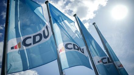 Das CDU-Logo ist auf Fahnen vor dem Konrad-Adenauer-Haus, der CDU-Parteizentrale in Berlin, zu sehen.