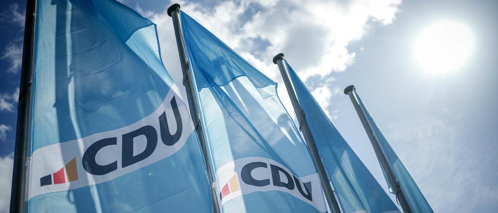 Das CDU-Logo ist auf Fahnen vor dem Konrad-Adenauer-Haus, der CDU-Parteizentrale in Berlin, zu sehen.