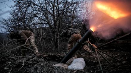 Ukrainische Soldaten an der Front in Donezk. Im vergangenen Sommer wurde dort ein Frontdurchbruch der Russen befürchtet – doch er blieb aus. 