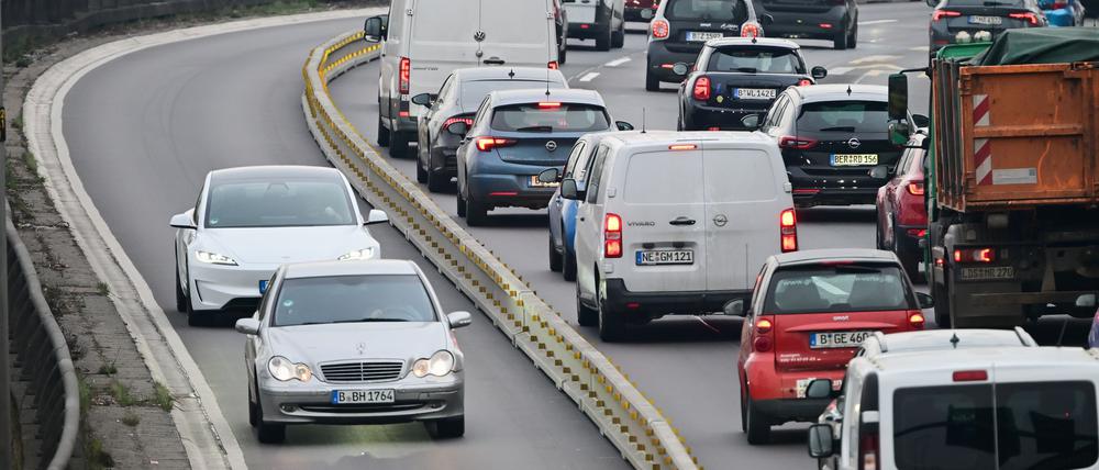 Weil die Ringbahnbrücke gesperrt ist, werden Autos in nördlicher Richtung über die Gegenfahrbahn geleitet.