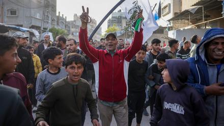 Hunderte Menschen demonstrieren am Dienstag gegen die Hamas im Gazastreifen.