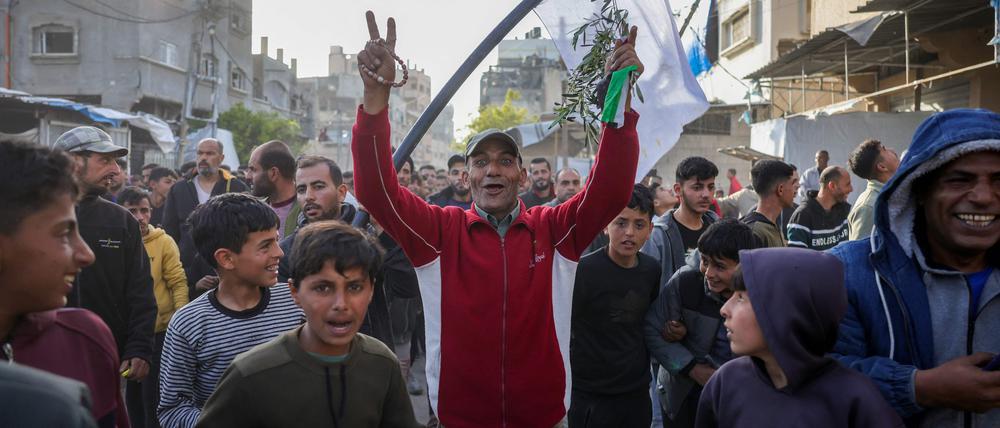 Hunderte Menschen demonstrieren am Dienstag gegen die Hamas im Gazastreifen.