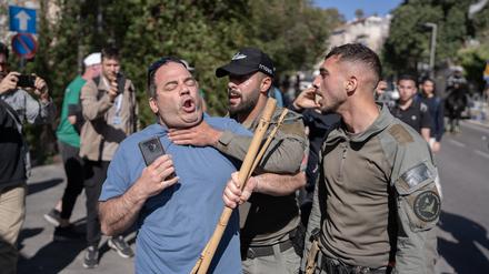 Israelische Polizeibeamte nehmen einen Demonstranten während einer Demonstration gegen die Regierung fest. 