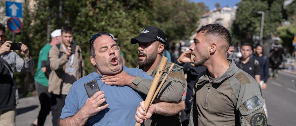 Israelische Polizeibeamte nehmen einen Demonstranten während einer Demonstration gegen die Regierung fest.