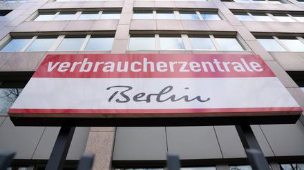 Ein Schild mit der Aufschrift „Verbraucherzentrale Berlin“ steht an einem Hochhaus in der Ordensmeisterstraße in Schöneberg.