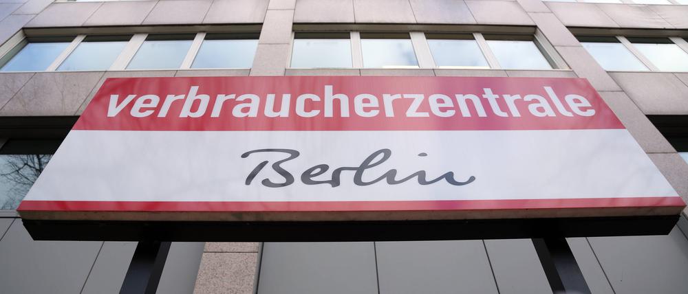 Ein Schild mit der Aufschrift „Verbraucherzentrale Berlin“ steht an einem Hochhaus in der Ordensmeisterstraße in Schöneberg.