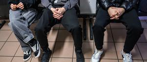 Drei junge Geflüchtete sitzen in einem Raum der Erstaufnahme auf dem Gelände der Zentralen Ausländerbehörde Brandenburgs (ZABH). 