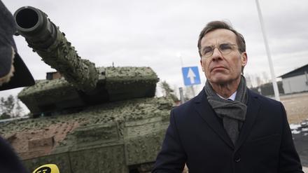 Der schwedische Ministerpräsident Ulf Kristersson spricht zu den Medien nach einer Zeremonie anlässlich der Integration des schwedischen Infanteriebataillons in die multinationale Nato-Brigade auf dem Militärstützpunkt Adazi.