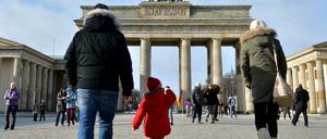 Eine Touristen-Familie geht auf das Brandenburger Tor zu. (Symbolbild)
