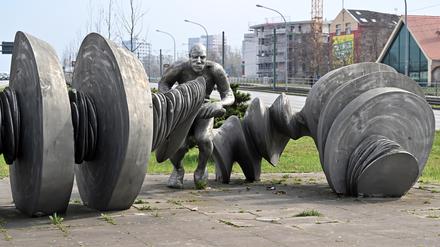Kunstwerk „Nach vorn“ der Bildhauerin Alejandra Ruddoff an der Humboldtbrücke in Potsdam.