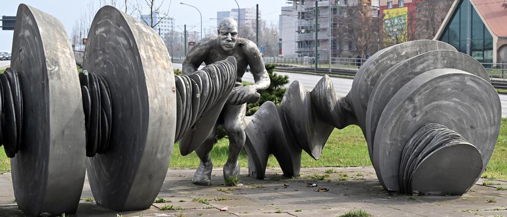 Kunstwerk „Nach vorn“ der Bildhauerin Alejandra Ruddoff an der Humboldtbrücke in Potsdam.