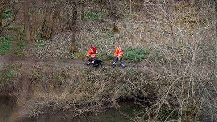 Auch eine Rettungshundestaffel ist im Einsatz.