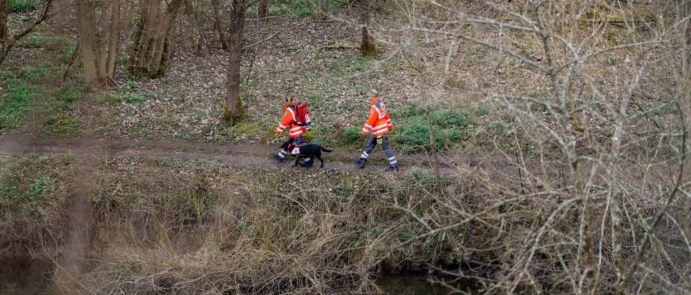 Auch eine Rettungshundestaffel ist im Einsatz.