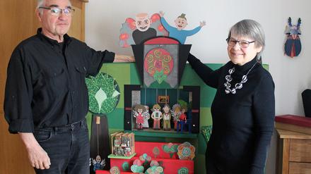 Aldona und Holger Kosel vom Papiertheater in Marzahn-Hellersdorf.