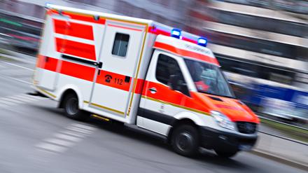 Ein Rettungswagen fährt mit Blaulicht (Aufnahme mit langer Belichtungszeit).