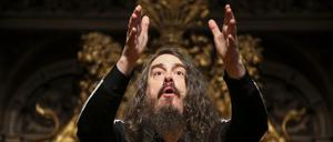 Auch der Großkünstler Jonathan Meese - hier bei einer Rede in Hamburg - hat in „Skin City“ einen Auftritt. 