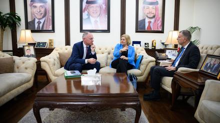 Bundesinnenministerin Faeser ist zusammen mit ihrem österreichischen Amtskollegen Karner zu Gesprächen im Nahen Osten. In Jordanien wurden sie von Innenminister Masen al-Faraja empfangen.
