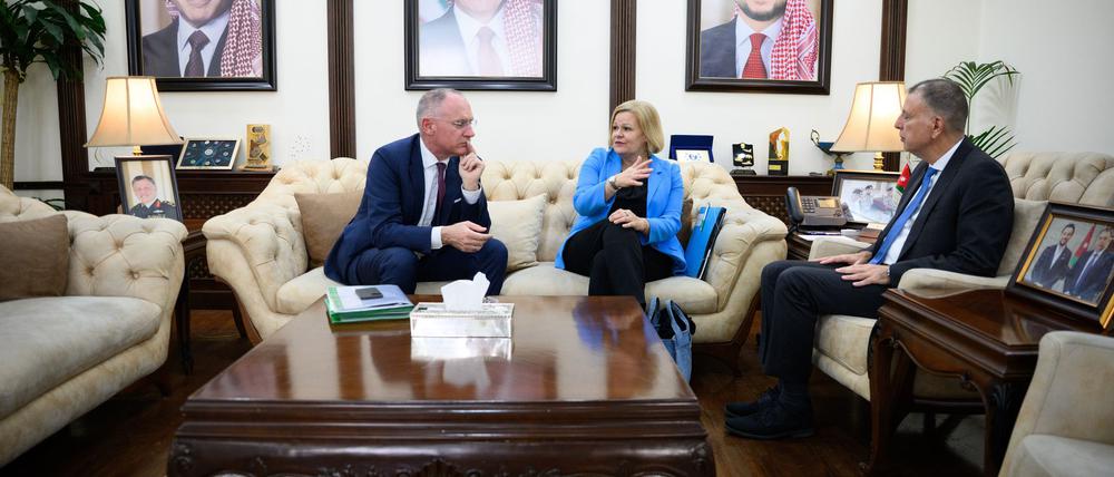 Bundesinnenministerin Faeser ist zusammen mit ihrem österreichischen Amtskollegen Karner zu Gesprächen im Nahen Osten. In Jordanien wurden sie von Innenminister Masen al-Faraja empfangen.