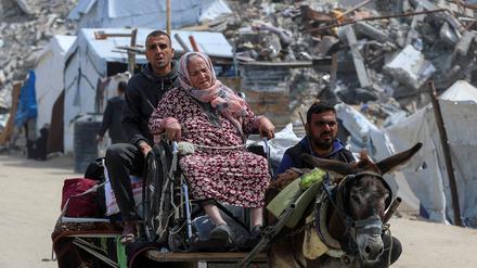 Neue israelische Evakuierungsanweisungen: Die Menschen sollen aus Dschabalia im Norden des Gazastreifens fliehen. Einige tun es, andere haben keine Kraft mehr und wissen nicht, wohin.      