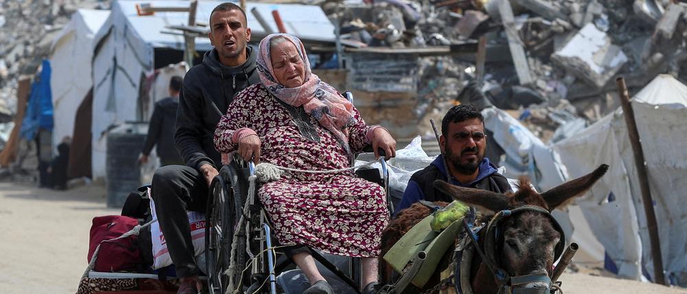 Neue israelische Evakuierungsanweisungen: Die Menschen sollen aus Dschabalia im Norden des Gazastreifens fliehen. Einige tun es, andere haben keine Kraft mehr und wissen nicht, wohin.      