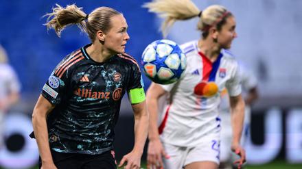 Lindsey Heaps (r.) von Olympique Lyon gegen Magdalena Eriksson von den Bayern.