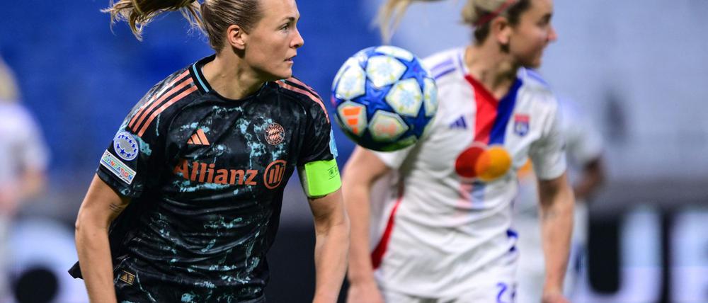 Lindsey Heaps (r.) von Olympique Lyon gegen Magdalena Eriksson von den Bayern.
