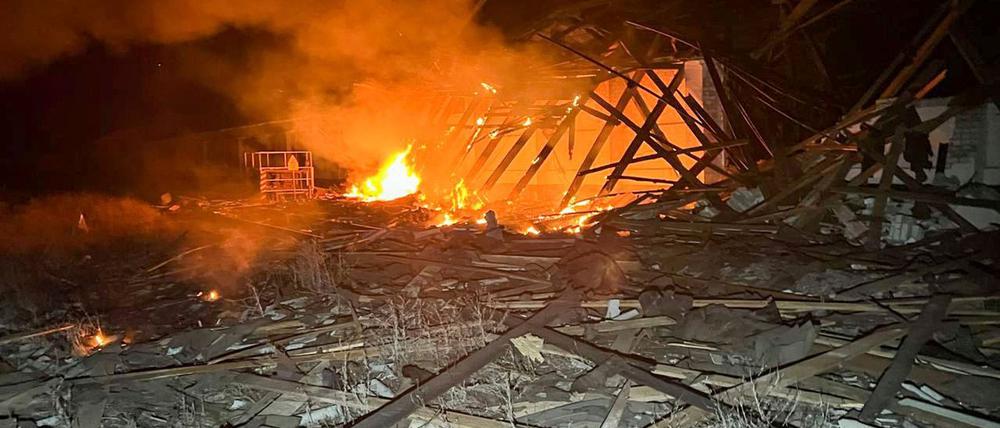 Immer wieder beschießt Russland nachts die ukrainische Großstadt Charkiw nahe der Grenze (Archivbild)