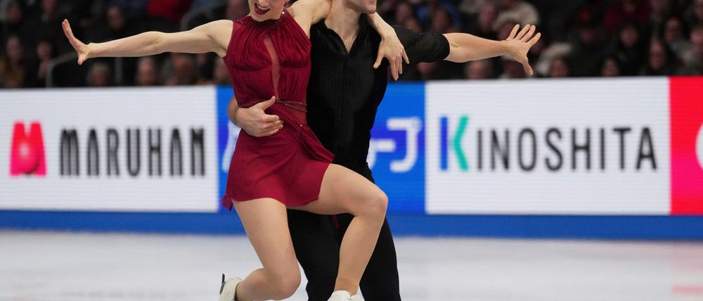 Minerva Hase (l) und Nikita Wolodin dürfen weiter vom WM-Titel träumen.