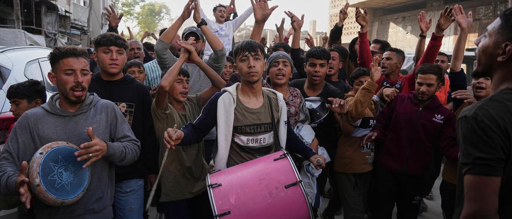 Immer mehr Palästinenser protestieren im Gazastreifen gegen den Krieg.